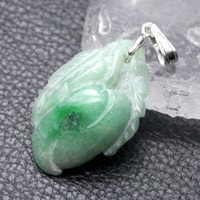 【スーパーSALE】翡翠彫り物ペンダント-013