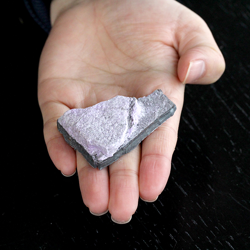 南アフリカ産スギライト原石（結晶入り）-012水晶クラスター、天然石ビーズのアートクリスタル