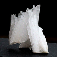 美しい繊維状結晶！インド産スコレサイト原石-010