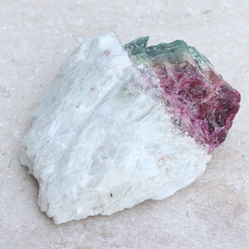 ブラジル産マルチカラートルマリン・アルバイト共生原石-051水晶